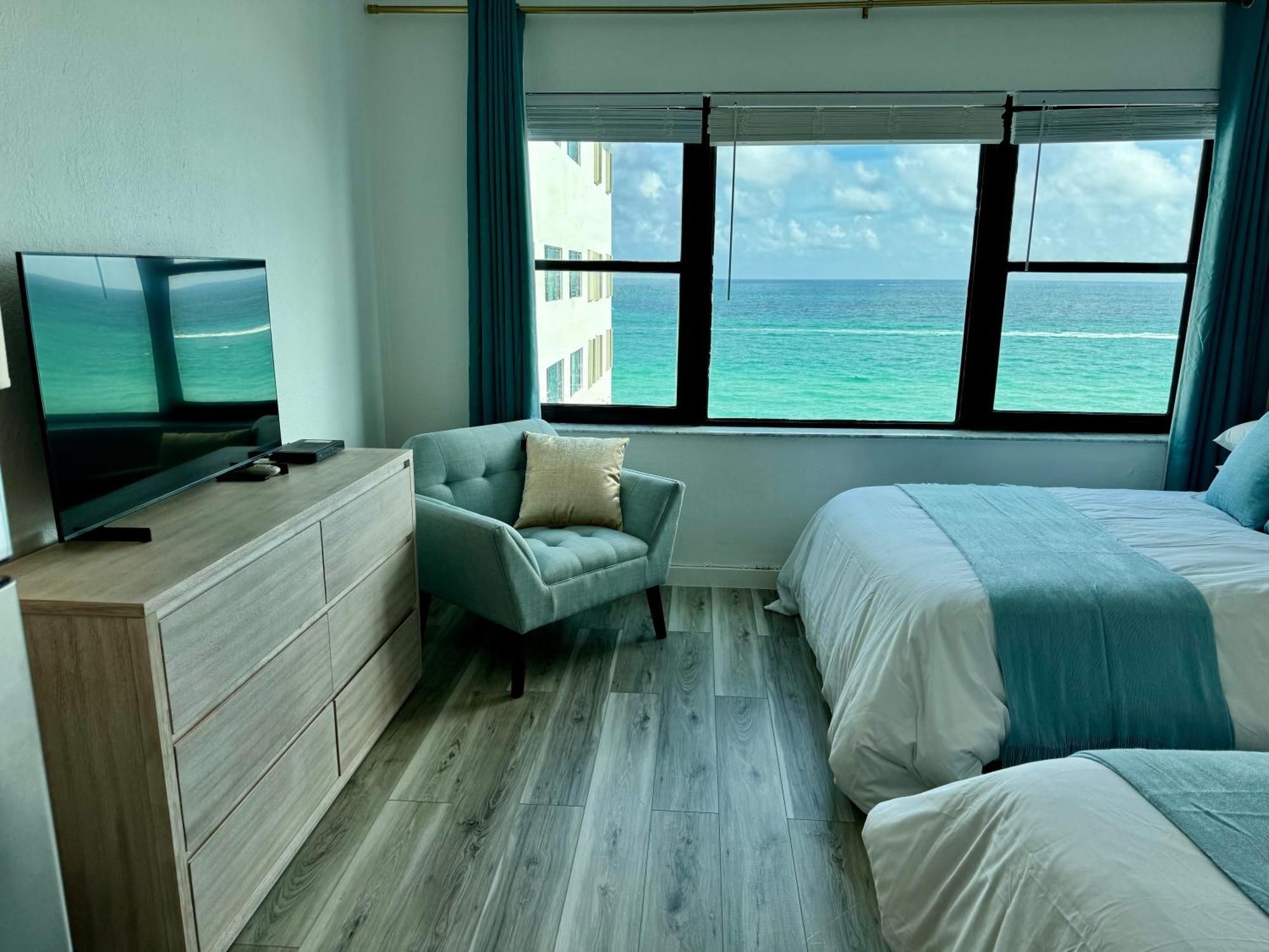 Directly On The Beach With Pool & Ocean View マイアミビーチ エクステリア 写真