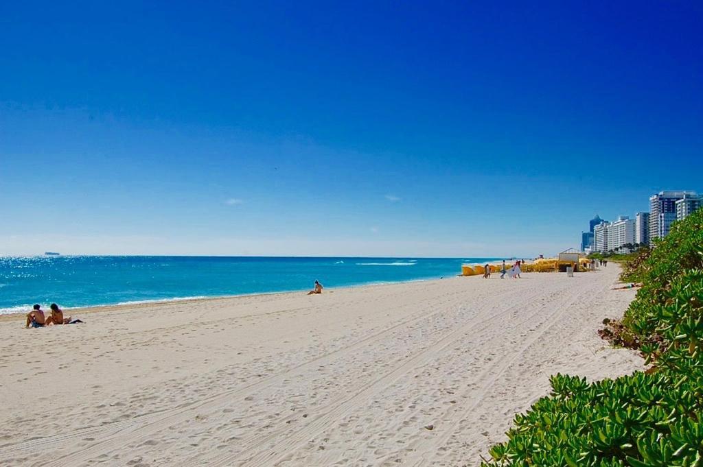 Directly On The Beach With Pool & Ocean View マイアミビーチ エクステリア 写真